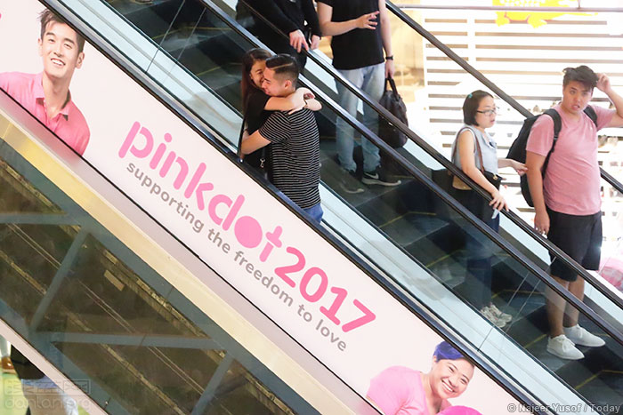 新加坡“粉红点”大型海报亮相国泰商场