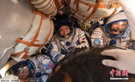 当地时间2017年9月3日，哈萨克斯坦，据俄罗斯卫星网报道，俄罗斯地面飞行控制中心向记者表示，三名宇航员搭乘“联盟MS-04”号飞船的返回舱从国际空间站平安返回，成功降落在哈萨克斯坦境内。据悉，返回地面的是俄航天集团公司宇航员费奥多尔・尤尔奇欣、美国宇航员佩吉・惠特森和杰克・费希尔。在国际空间站下一批53/54考察组抵达前，继续驻留在空间站上的还有3名宇航员，分别是俄罗斯宇航员谢尔盖・梁赞斯基， 美国宇航员兰道夫・布莱斯尼克和意大利宇航员保罗・内斯波利。