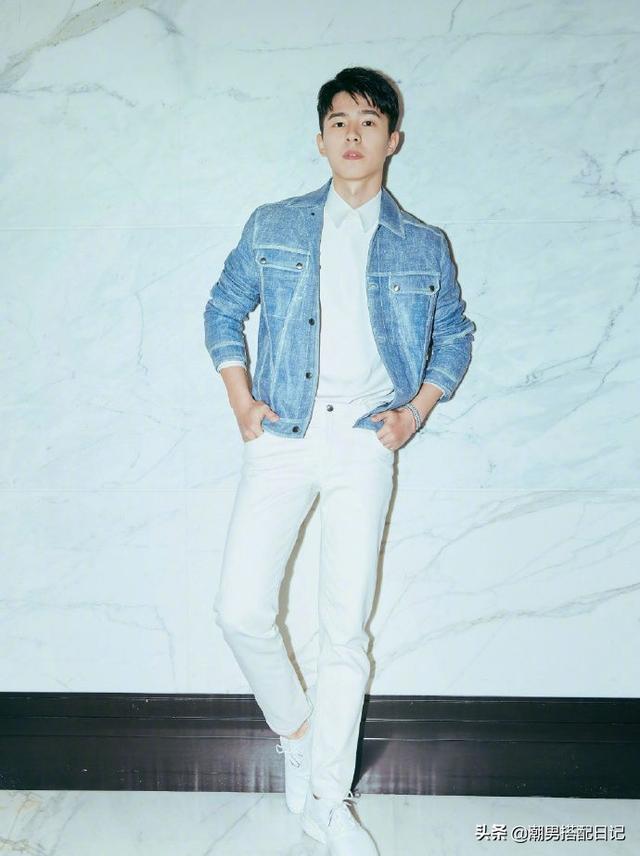 刘昊然年少成名出席活动，身穿牛仔外套搭配白色休闲裤，太帅气