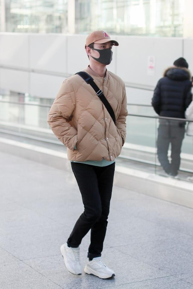 王凯无领棉衣搭配现身机场，修身显瘦尽显好身材，就是脖子太显冷